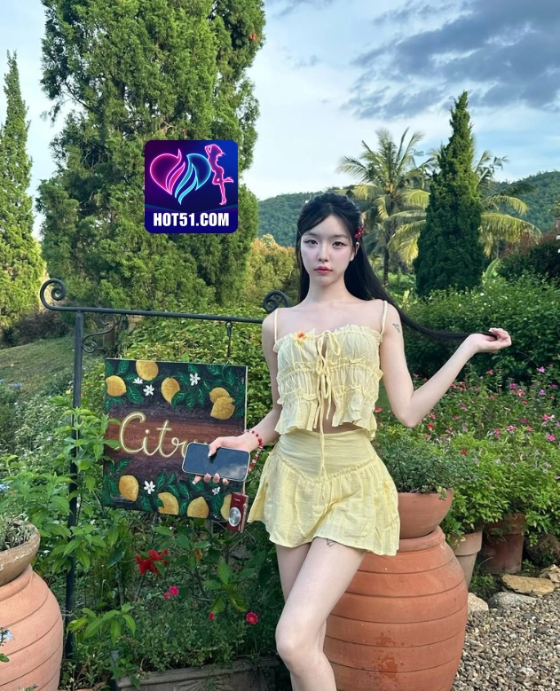 Tari Syahrini HOT51.COM